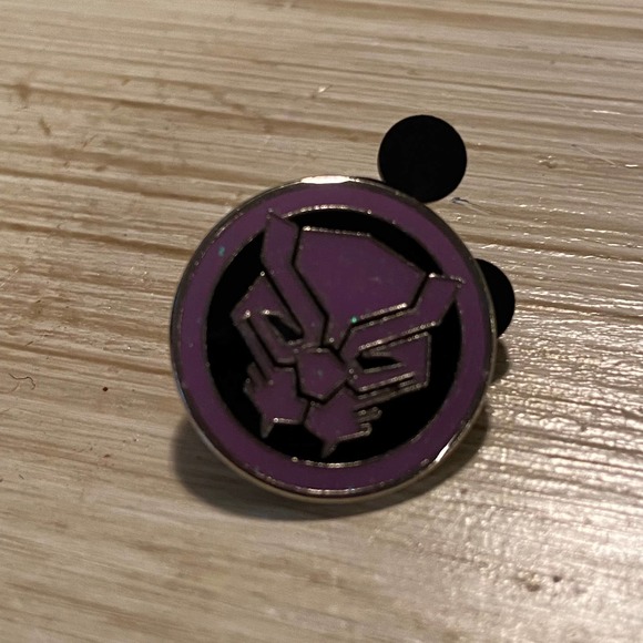 Disney parks Marvel Avenger Black Panther Glitter Enamel Pin limited edition - Picture 1 of 4